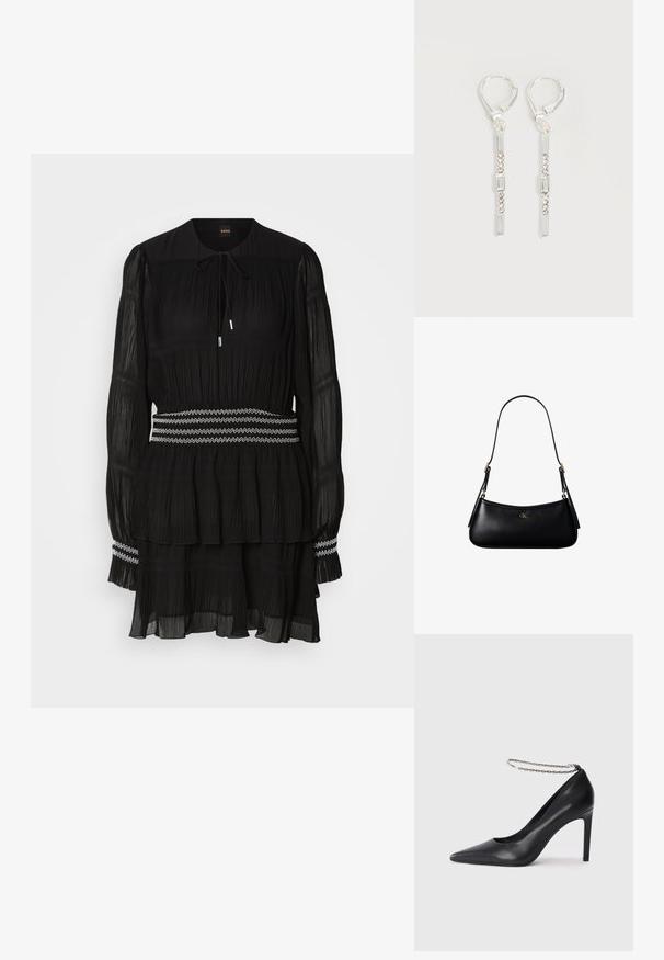 Schwarz gefaltetes Kleid mit rundem Kragen, langen Ärmeln und Kordelzug. Hat einen gestuften Saum und einen weiß mit Zickzack-Stich genähten Taillenbund.; Schwarze Leder-Pumps mit hohen Absätzen und spitz zulaufender Zehenpartie, ausgestattet mit einem dünnen silbernen Kettenknöchelriemen und einer eleganten, glatten Textur.; Schwarze kleine Lederschultertasche mit dünnem Riemen und kleinem goldenem CK-Logo auf der Vorderseite in der Mitte.; Silberne hängende Ohrringe mit rechteckigen und runden klaren Kristallen in einer vertikalen Linie, gesichert durch Leverback-Verschlüsse.