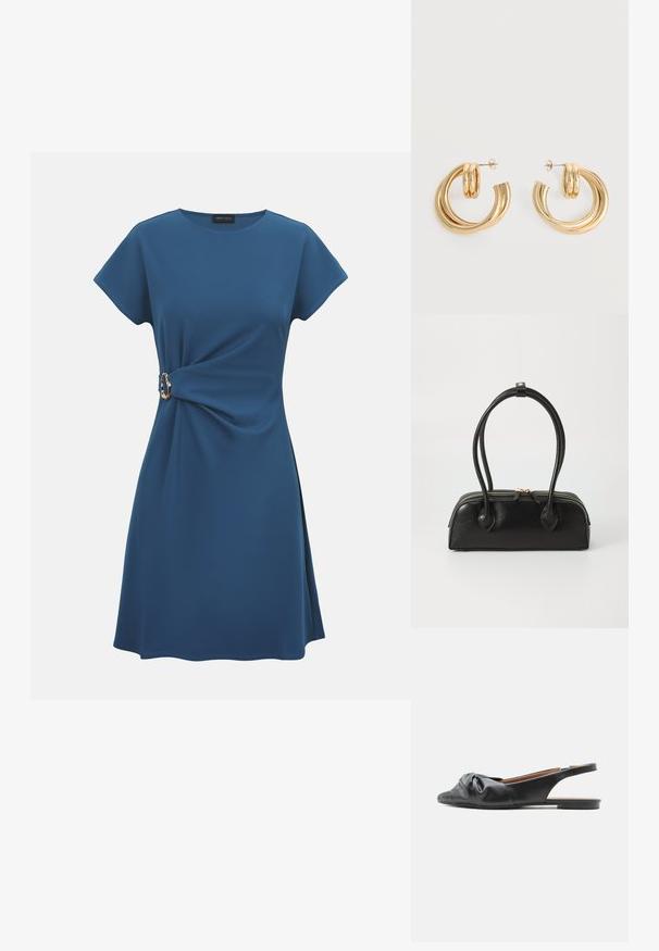 Robe bleue à manches courtes avec encolure ronde, avec un nœud latéral réuni par une boucle dorée décorative sur un fond uni.; Chaussure plate slingback en cuir noir avec un détail de noeud torsadé sur les orteils et un petit talon, vue de profil tournée vers la gauche.; Sac à main en cuir noir avec deux anses allongées, fermeture éclair et forme arrondie ; texture lisse avec une finition légèrement brillante.; Paire de boucles d'oreilles créoles doubles en or brillant avec attaches à tige sur fond blanc.