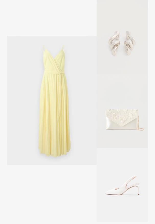 Robe longue sans manches jaune clair avec décolleté en V croisé, fines bretelles et ceinture nouée à la taille, avec une jupe plissée fluide.; Escarpin blanc à talon haut avec bride arrière, pointe pointue, finition texturée et bord festonné sur le côté.; Pochette en satin crème avec broderie de perles et fleurs sur le rabat, et une fine chaîne dorée sur fond blanc.; Boucles d'oreilles clips en métal argenté torsadé avec une finition lisse et brillante, présentant un design moderne et abstrait en spirale.