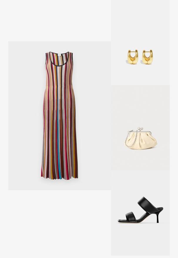 Ærmeløs lang kjole med lodrette striber i rød, pink, sennepsgul, brun, blå og sort på en lys baggrund.; Sort læder mule sandal med to brede remme og en slank mellemhøj stiletthæl på en ensartet lys baggrund.; Plisseret beige læderclutch med en sølvmetalramme, der har to runde dekorative låse og en sølvkædetrasporte.; Guld hoops øreringe med et slankt, afrundet design. Har en hul midte og en blank overflade, der komplementerer moderne stilarter.