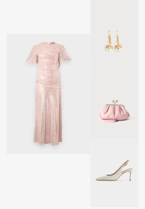Lang roze paillettenjurk met korte fluttermouwen, gegatherde textuur bij het lijfje en een vloeiende rok, wat zorgt voor een getailleerd silhouet.; Witte leren slingback hoge hak schoen met puntige neus en gesp op effen achtergrond.; Kleine zachte roze clutch met zilverkleurig metalen frame en ronde sluiting, liggend op een vlakke lichte ondergrond met polsriem vooraan gevouwen.; Gouden oorringen met hangende witte parels omhuld met goud en kleine heldere kristallen op een effen lichte achtergrond.