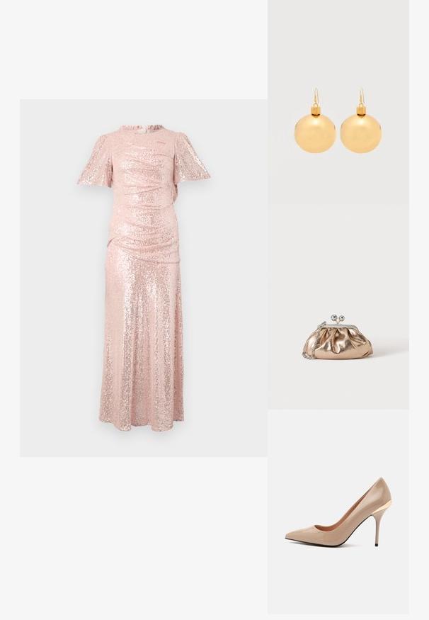 Langes pinkes Pailletten-Kleid mit kurzen, flatternden Ärmeln, gerafftem Oberteil und einem fließenden Rock, der eine figurbetonte Silhouette schafft.; Glänzender beiger High-Heel-Pumps mit spitzer Zehenpartie und schlankem Absatz, mit einem kleinen goldenen Akzent nahe der Ferse auf einem einfarbigen hellgrauen Hintergrund.; Kleine goldene Metallic-Clutch mit silbernem Verschluss und Kettengurt auf einfachem hellem Hintergrund.; Paar glänzende goldene Weihnachtskugel-Ohrringe mit Hakenverschlüssen auf einfachem weißem Hintergrund.