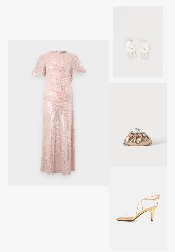 Robe longue en sequins roses avec des manches courtes en volant, texture froncée au niveau du corsage et une jupe fluide, créant une silhouette ajustée.; Sandale à talons hauts dorée avec fines lanières et une fine boucle à la cheville sur un fond gris clair.; Petit sac pochette métallique dorée avec fermoir argenté et chaîne sur un fond clair uni.; Boucles d'oreilles en résine transparente en forme de coquillage avec de petits accents dorés et trois breloques translucides en forme de goutte pendantes sur chaque boucle d'oreille.