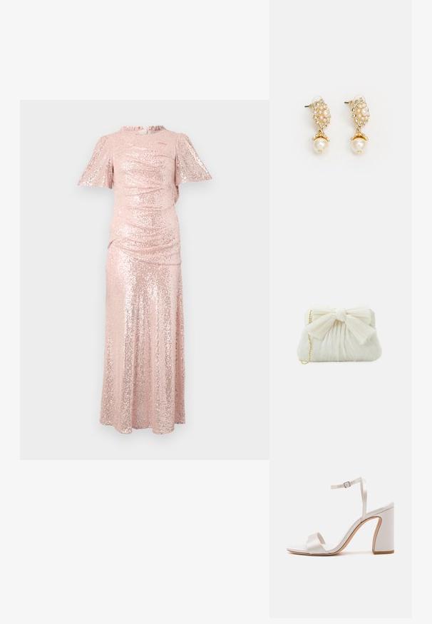 Lang roze paillettenjurk met korte fluttermouwen, gegatherde textuur bij het lijfje en een vloeiende rok, wat zorgt voor een getailleerd silhouet.; Witte sandalen met hakken, satijnen afwerking, open teen en dunne enkelband. Bevat een blokhak en dubbele voorkantbanden voor ondersteuning.; Witte geplooide clutchtas met een opvallende strikdetail en een gouden kettinghengsel. Zachte textuur met een geplooid ontwerp aan de voorkant.; Gouden oorbellen met een bloemenontwerp, verrijkt met parelaccenten en een grotere parel-druppel. Versierd met kleine, heldere kristallen.