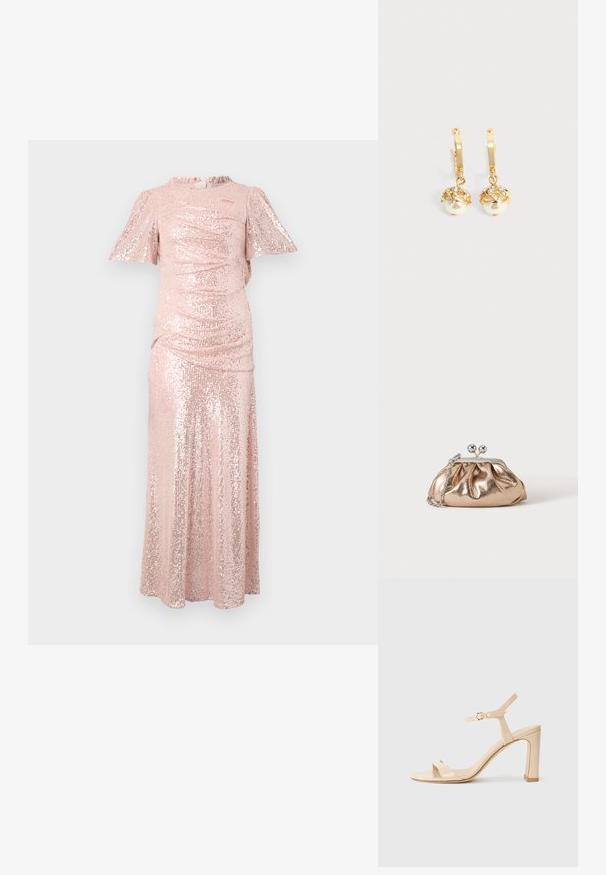 Lang roze paillettenjurk met korte fluttermouwen, gegatherde textuur bij het lijfje en een vloeiende rok, wat zorgt voor een getailleerd silhouet.; Beige hoge hak sandaal met enkelbandje en gouden gesp, open teen, en blokhak op een witte achtergrond.; Kleine gouden metallic clutch met zilveren sluiting en kettingriem op een effen lichte achtergrond.; Gouden oorringen met hangende witte parels omhuld met goud en kleine heldere kristallen op een effen lichte achtergrond.