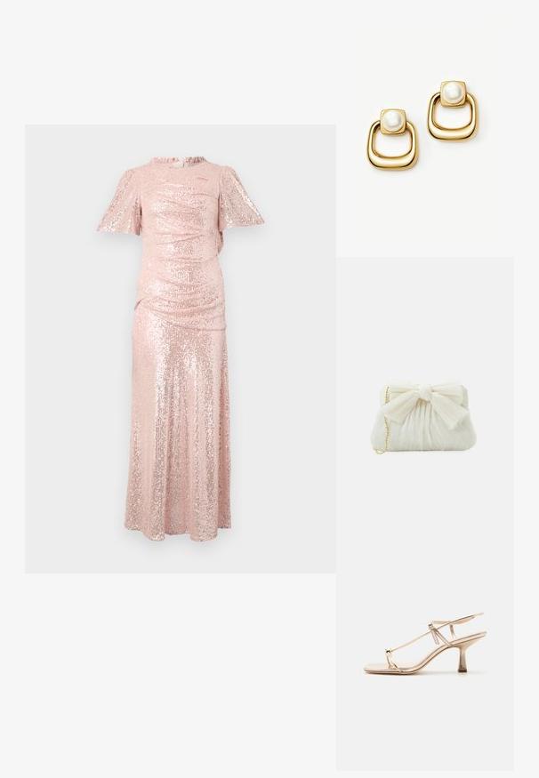 Lang roze paillettenjurk met korte fluttermouwen, gegatherde textuur bij het lijfje en een vloeiende rok, wat zorgt voor een getailleerd silhouet.; Gouden sandaal met bandjes, lage kittenheel, verstelbare enkelriem en teillus op een effen lichte achtergrond.; Witte geplooide clutchtas met een opvallende strikdetail en een gouden kettinghengsel. Zachte textuur met een geplooid ontwerp aan de voorkant.; Oorbellen in goudkleur met vierkante bovenkant, voorzien van grote witte parels en dikke, afgeronde, open vierkante cirkels eronder.