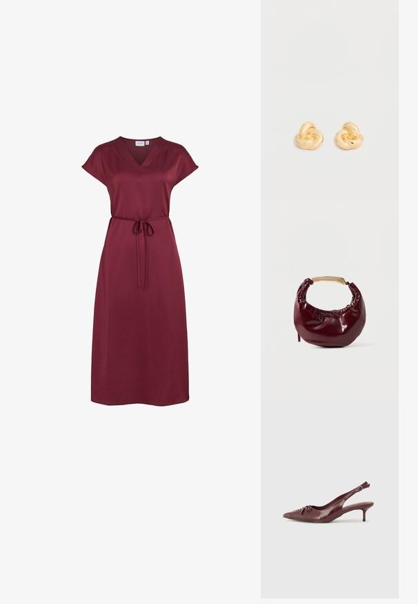 Vinrød midi-kjole med V-hals, korte ærmer og tyndt selvsiddende bælte i taljen, lavet af glat stof.; Bordeaux læder slingback hæl med spidse tå, justerbar rem og dekorativ sløjfedetalje foran. 7,5 cm hælhøjde.; Bordeaux farvet faux læder handbag med en afrundet form, samling detaljer og et guldtonet metalhåndtag. Glat tekstur og blank finish.; Par af skinnende ørestikker i guldfarvet knudeform på en ensfarvet hvid baggrund.