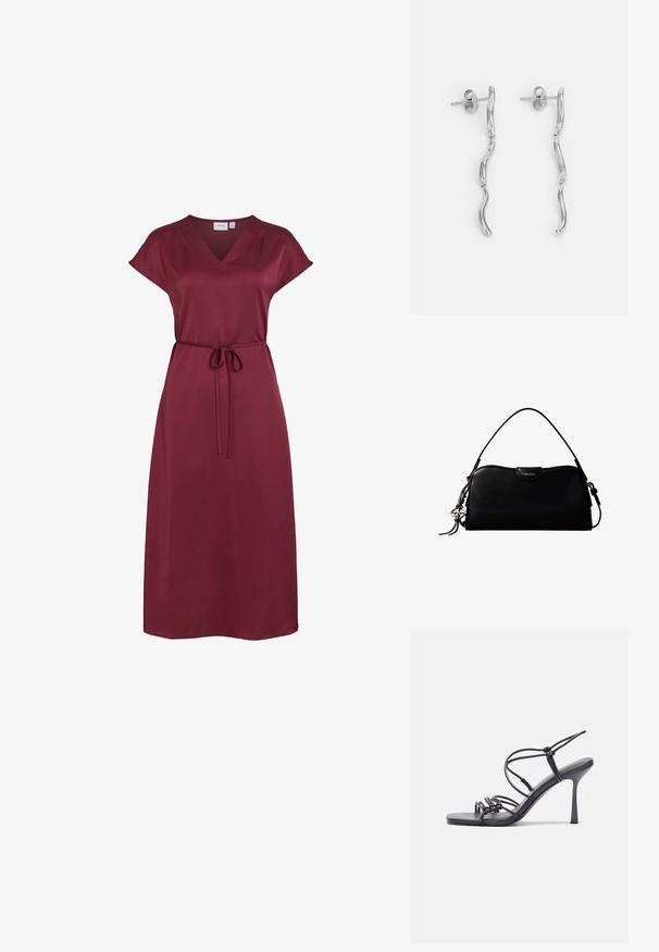 Bordeauxrotes Midikleid mit V-Ausschnitt, kurzen Ärmeln und dünnem selbstgebundenem Gürtel in der Taille aus glattem Stoff.; Schwarze, hochhackige Sandalen mit dünnen Riemen und einem geknoteten Design, einer glatten, rechteckigen Zehenpartie und einem eleganten Stiletto-Absatz.; Schwarze, rechteckige Calvin Klein Handtasche mit einem einzelnen Tragegriff oben, silbernem Logo-Anhänger und kleinem Klappverschluss auf der Vorderseite.; Silberne Metallohrringe mit gewelltem Design, die aus zwei miteinander verbundenen, länglichen Elementen bestehen. Glatte Textur und polierte Oberfläche. Steckverschluss.