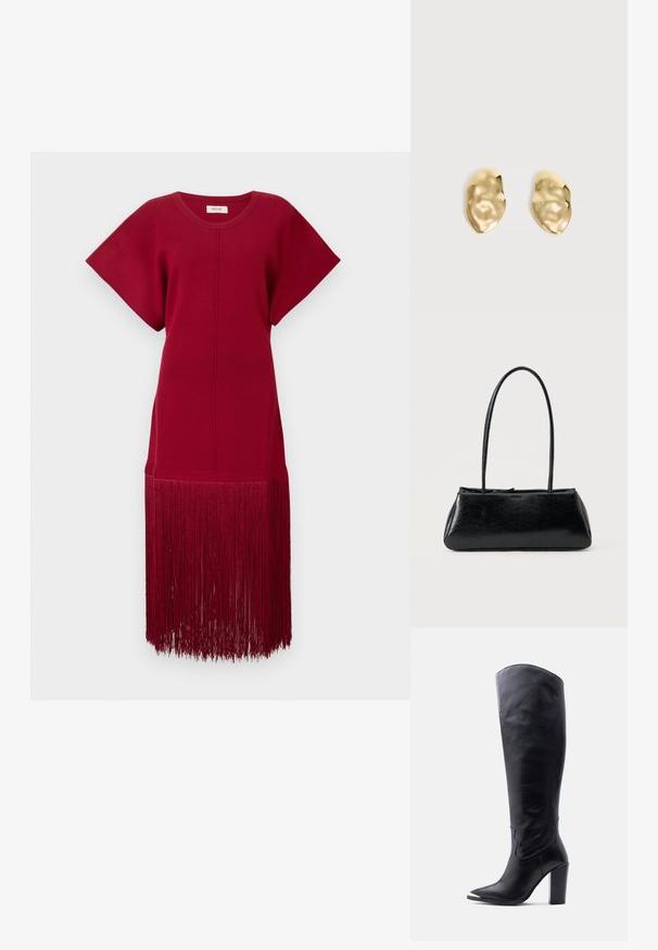 Rotes Strickkleid mit kurzen Ärmeln und lockerer Passform, das einen langen Fransenbesatz am Saum aufweist. Glatte Textur und einfarbig.; Schwarzer kniehoher Stiefel aus Leder mit spitzer Zehe, goldfarbener Metallspitze und klobigem hohen Absatz vor weißem Hintergrund.; Schwarze rechteckige Schultertasche mit langen dünnen Trägern und einer glatten, glänzenden Textur auf einfarbigem Hintergrund.; Paar glänzende, unregelmäßig geformte Ohrstecker aus Goldmetall mit zerknitterter, glatter Oberfläche auf schlichtem hellem Hintergrund.