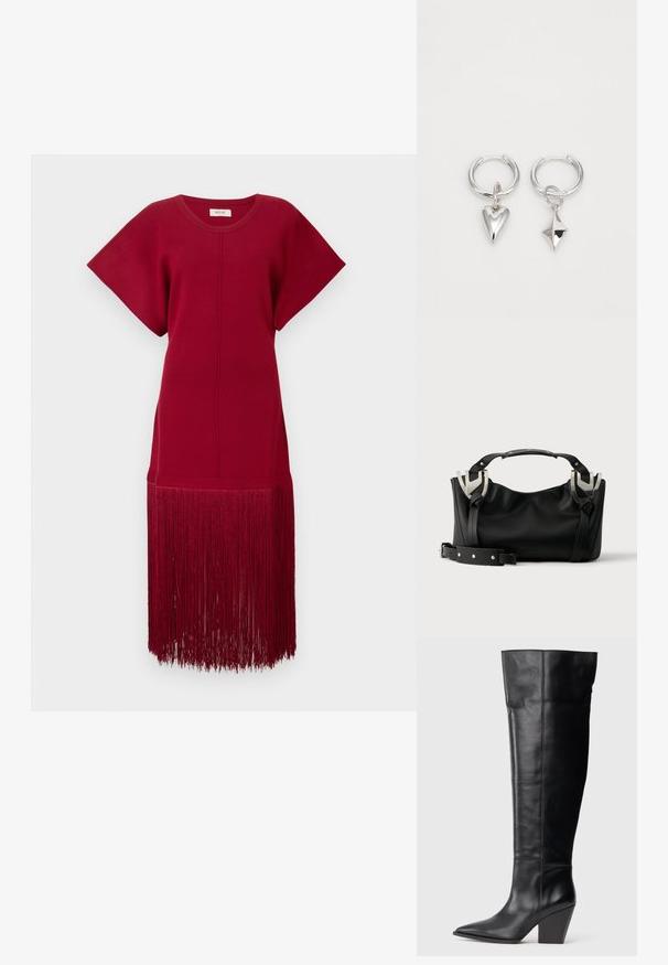 Rotes Strickkleid mit kurzen Ärmeln und lockerer Passform, das einen langen Fransenbesatz am Saum aufweist. Glatte Textur und einfarbig.; Hohe schwarze Lederstiefel mit spitzer Zehenform, hohem, schrägem Blockabsatz und vertikaler Naht entlang des Schafts.; Schwarze Handtasche mit silbernen Schnallendetails, kurzem Griff und abnehmbarem Schultergurt auf einer weißen Oberfläche platziert.; Silberne Creolen mit einem Herz- und einem diamantförmigen Anhänger. Glatte Textur mit polierter Oberfläche.
