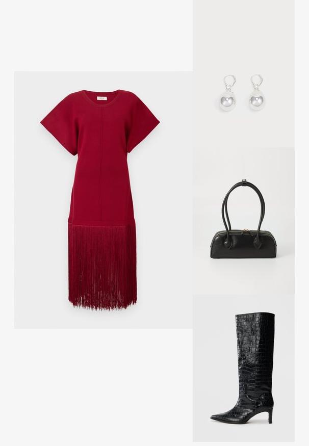 Rotes Strickkleid mit kurzen Ärmeln und lockerer Passform, das einen langen Fransenbesatz am Saum aufweist. Glatte Textur und einfarbig.; Schwarze kniehohe Stiefel mit glänzender, krokodilgeprägter Textur, spitzer Zehenpartie und schmalem Absatz. Glattes synthetisches Material.; Schwarze Lederhandtasche mit zwei verlängerten Griffen, Reißverschluss und runder Form; glatte Textur mit subtiler glänzender Oberfläche.; Silberne Tropfenohrringe mit glatten, runden, reflektierenden Oberflächen, die an Hakenverschlüssen hängen. Der Hintergrund ist reinweiß.