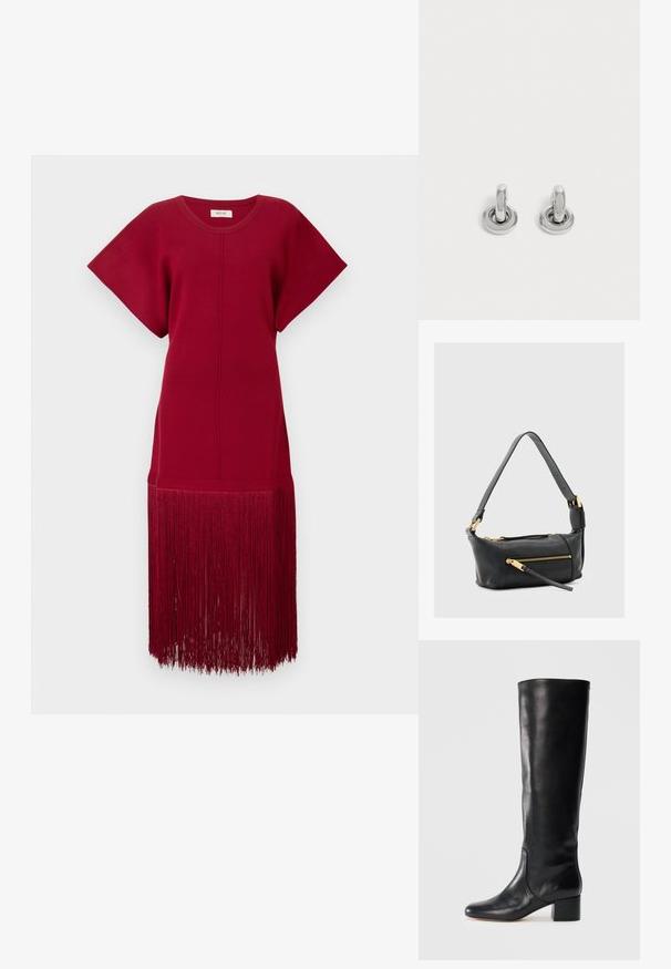 Rotes Strickkleid mit kurzen Ärmeln und lockerer Passform, das einen langen Fransenbesatz am Saum aufweist. Glatte Textur und einfarbig.; Schwarzer Leder-Stiefel bis zum Knie mit quadrater Zehenform und Blockabsatz, der eine glatte Textur und ein minimales Design ohne sichtbare Beschläge oder Akzente aufweist.; Schwarze Leder-Umhängetasche mit zwei Reißverschlusstaschen, goldfarbenen Beschlägen und einem breiten, verstellbaren Riemen. Glatte Textur und rechteckige Form.; Paar kleine, glänzende silberne Creolen mit rundem Sockel, auf einfachem hellem Hintergrund präsentiert.
