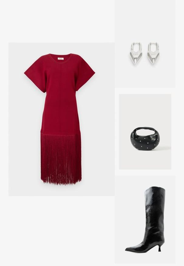 Rotes Strickkleid mit kurzen Ärmeln und lockerer Passform, das einen langen Fransenbesatz am Saum aufweist. Glatte Textur und einfarbig.; Schwarzer glänzender kniehoher Lederstiefel mit spitzer Spitze und niedrigem, gebogenem Absatz auf einfachem hellem Hintergrund.; Schwarze Lederhandtasche mit abgerundeter Form, verziert mit silbernen Nietenakzenten und kurzem Griff. Glatte Struktur und Reißverschlussverschluss.; Silberne herzförmige Vorhängeschlösser mit eingravierten "JA"- und "NEIN"-Texten, polierte Oberfläche, symmetrisches Design und einem robusten Metallverschluss.