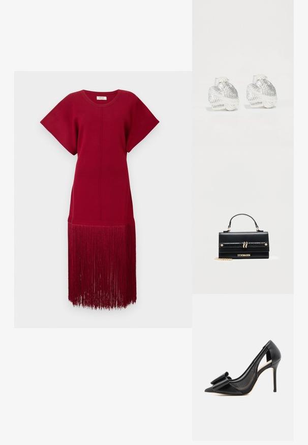 Rotes Strickkleid mit kurzen Ärmeln und lockerer Passform, das einen langen Fransenbesatz am Saum aufweist. Glatte Textur und einfarbig.; Schwarzer High-Heel-Schuh mit spitzer Schuhspitze, transparenten Seitenpaneelen und großer dekorativer Schleife vorne, im rechten Profil gezeigt.; Schwarze rechteckige Steve Madden Handtasche mit Tragegriff oben, krokodil-geprägtem Riemendetail, goldenen Beschlägen und einer goldenen Kette auf weißem Hintergrund.; Silberne Ohrringe in Muschelform mit strukturierten Rillen und glatten Kurven, ausgestattet mit einer klaren Rückseite für sicheren Halt.