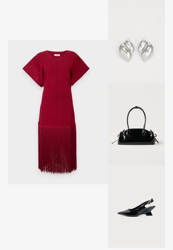 Rotes Strickkleid mit kurzen Ärmeln und lockerer Passform, das einen langen Fransenbesatz am Saum aufweist. Glatte Textur und einfarbig.; Schwarzer Slingback-Schuh aus Lackleder mit spitzer Spitze und niedrigem, schrägem Blockabsatz auf einfachem hellem Hintergrund.; Kleine schwarze glänzende Handtasche mit zwei langen Griffen und seitlichen Kordelzug-Details vor einfachem hellem Hintergrund.; Silberne Ohrringe mit einer organischen, abstrakten Form. Glatte, glänzende Oberfläche mit einem konischen Design. Mit dezenten Kurven und einem zentralen Linienelement.