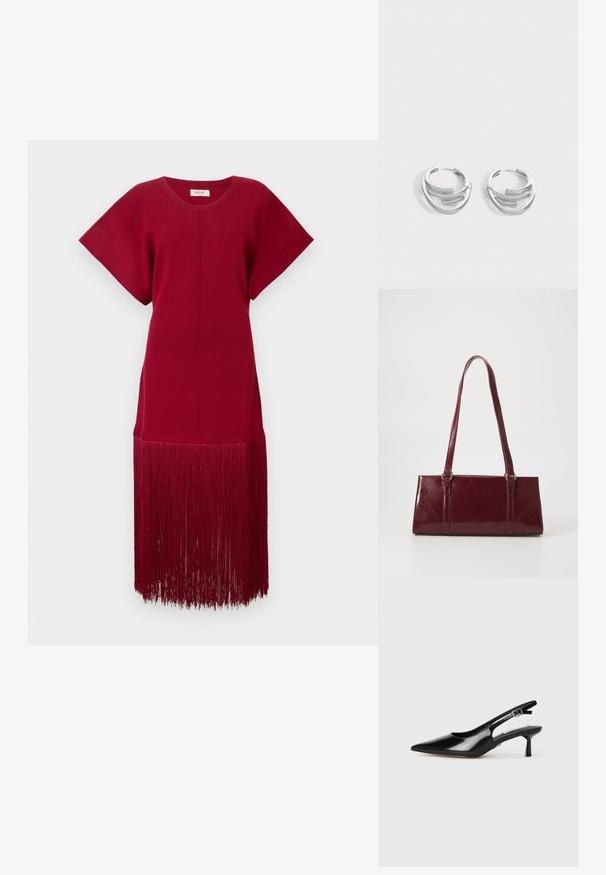 Rotes Strickkleid mit kurzen Ärmeln und lockerer Passform, das einen langen Fransenbesatz am Saum aufweist. Glatte Textur und einfarbig.; Schwarze Lackleder-Slingback-Absätze mit spitzer Zehe, dünnem Absatz und verstellbarem Schnallenriemen. Glatte Textur mit minimaler Ausstattung.; Burgunderfarbene Handtasche aus glänzendem Material, rechteckige Form, mit zwei Schulterriemen und subtilen, geschwungenen Akzenten an der Vorderseite.; Paar polierte silberne Creolen mit geschichtetem, gebogenem Stabdesign auf einem einfarbigen hellen Hintergrund.