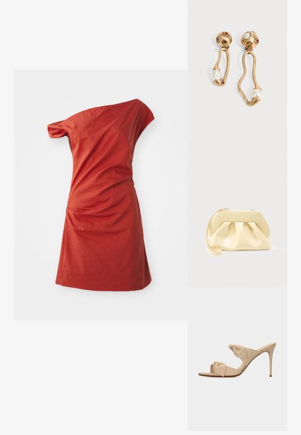 Asymmetrisk one-shoulder kjole i murstensrød bomuld, med samlet sidesyning og en tekstureret finish.; Beige åben tå højhælet mule-sandal med to snoede knudestrimler og en slank stilet-hæl på hvid baggrund.; Clutch-taske i cremefarvet læder med en struktureret topramme og håndledsrem, vist mod en enkel lys baggrund.; Øreringe i guldtone med uregelmæssige åbne former, hver med en perle i bunden og ædelstensdetaljer på de runde nitter.