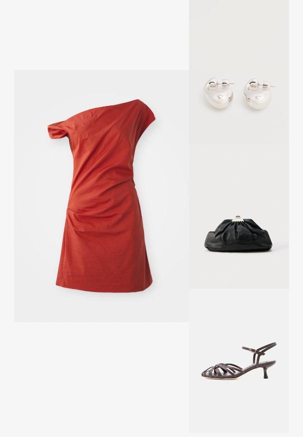 Asymmetrisk one-shoulder kjole i murstensrød bomuld, med samlet sidesyning og en tekstureret finish.; Mørkebrun læder sandal med smalle remme, kitten heel og justerbar ankelrem med spænde på hvid baggrund.; Sort læderclutch med en samlet tekstur, metal lukning og diskret præget logo på forsiden. Rundet form.; Par af skinnende sølv store øreringe med lukning på bagsiden mod en ensfarvet hvid baggrund.