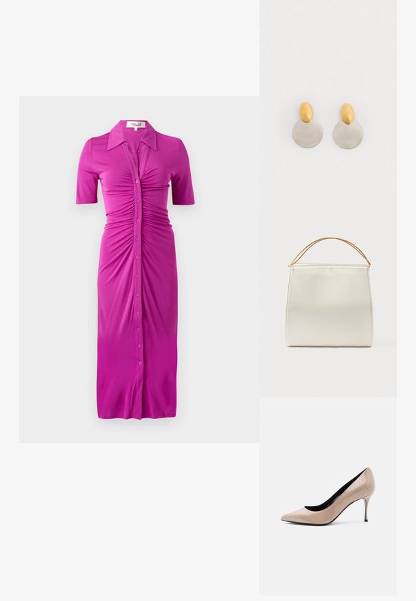 Fuchsia tætsiddende kjole med korte ærmer, knaplukning og samling foran, lavet af glat, strækbart stof.; Beige laklæder peep-toe højhælet sko med smal stilet-hæl og sort inderfor på hvid baggrund.; Struktureret taske i satinfinish, cremefarvet, med en kæde til skulderrem. Har en flad, glat tekstur og rene syninger.; Guld- og sølvmetalløreringe med en rund skivebund og et ovalt topstykke, glat tekstur og poleret finish.