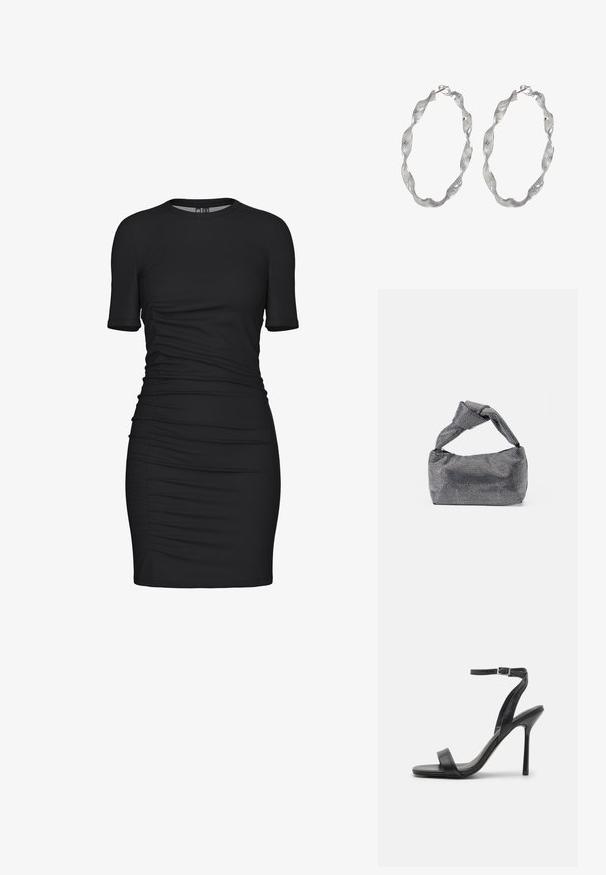 Schwarzes Bodycon-Kleid aus dehnbarem Stoff, mit kurzen Ärmeln, runder Halslinie und gerafften Seitendetails für zusätzliche Textur.; Schwarze High-Heels-Sandalen mit schlankem Knöchelriemen und zwei vorderen Riemen. Aus glattem Leder gefertigt, mit einer eleganten spitzen Zehenform und einem Stiletto-Absatz.; Schwarz-silberne Handtasche mit einer strukturierten Oberfläche, die ein Diamantmuster aufweist, einem geknoteten Griff und einer strukturierten Form.; Silberne Creolen mit einem verdrehten Design, das eine strukturierte Oberfläche und einen sicheren Verschluss aufweist. Leicht und reflektierend mit einer eleganten Oberfläche.