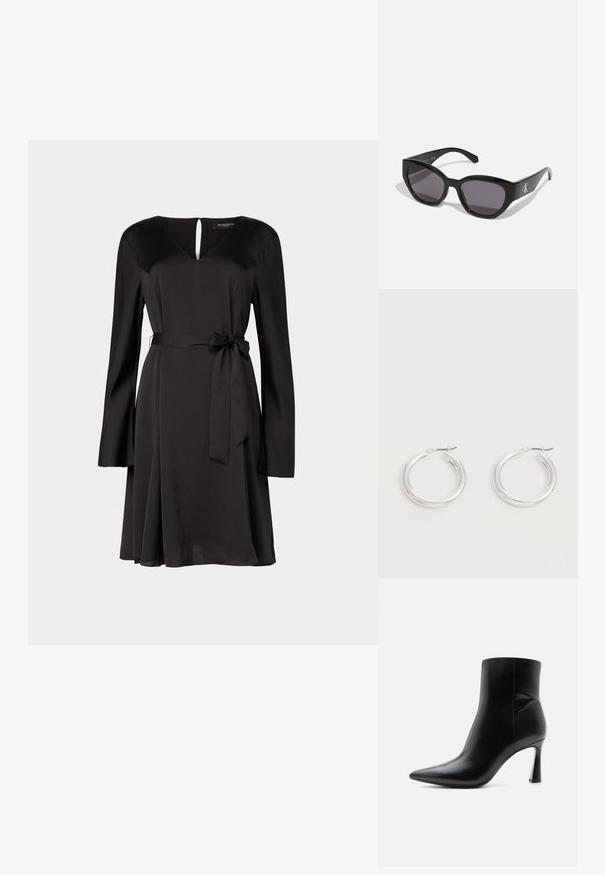 Robe noire à manches longues, décolleté en V et détail en forme de clé. Dotée d'une ceinture nouée à la taille et d'une jupe fluide. Tissu lisse.; Bottine en cuir noir avec bout pointu et talon aiguille fin et haut, vue de profil sur fond blanc.; Lunettes de soleil noires au design lisse et angulaire, avec des verres foncés et un logo en argent contrastant sur le côté. Texture en plastique lisse.; Paire de boucles d'oreilles créoles moyennes argentées brillantes avec de fines attaches métalliques sur un fond clair et neutre.
