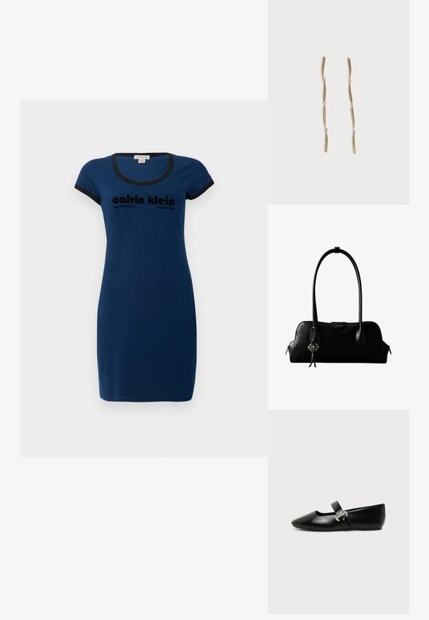Vestido de algodón azul marino con mangas cortas, escote redondo, borde negro, con el logo de "Calvin Klein" en letra negra en negrita.; Zapato plano Mary Jane de cuero negro con punta redondeada y hebilla plateada sobre un fondo liso.; Bolso de mano negro de cuero Calvin Klein con asas largas, una etiqueta con el logo frontal y un colgante geométrico plateado que cuelga de una de las asas.; Pendientes largos de oro compuestos por cuatro barras curvadas enlazadas y alargadas sobre un fondo blanco.