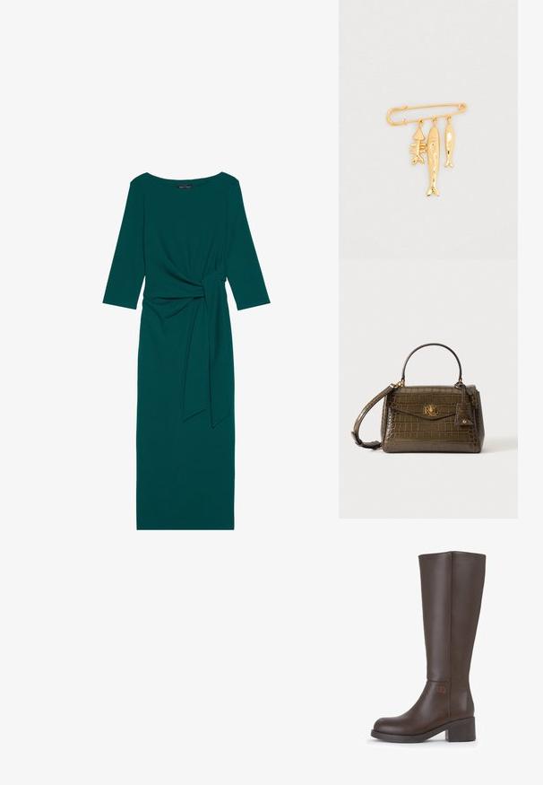 Teal lange mouw jurk met een ronde halslijn, geplooide taille en gestrikt riemdetail. Gemaakt van glad, rekbaar materiaal.; Bruine kniehoge laars gemaakt van glad synthetisch materiaal; blokhak; ronde teen; subtiele logodetail aan de buitenkant.; Handtas olijfgroen krokodillenleer met bovenhandvat, afneembare schouderriem en gouden RL-logo op de voorklep.; Broche met goudkleurige tint en veiligheidsspeldontwerp. Voorzien van drie hangende bedels met maritiem thema: een inktvis en twee vissen, allemaal gepolijst met een glanzende afwerking.