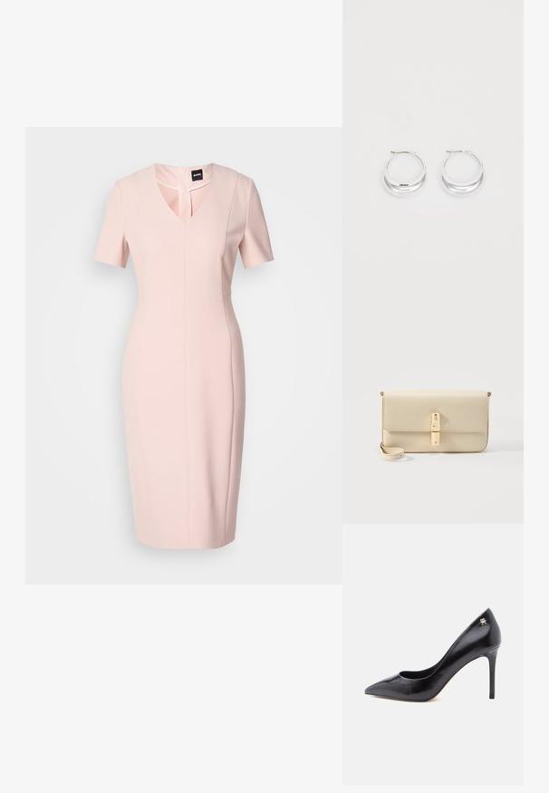 Robe ajustée rose clair avec des manches courtes, décolleté en V et détail découpé à l'avant. Fabriquée à partir d'un tissu lisse avec une silhouette cintrée.; Escarpin en cuir noir à talon haut avec un bout pointu, présentant un design ajouré et un petit logo doré sur le talon.; Sac bandoulière en cuir beige avec rabat, fermoir rectangulaire doré et bandoulière ajustable, sur fond blanc.; Boucles d'oreilles en argent avec une finition polie et un branding DKNY, présentées sur un fond blanc uni.