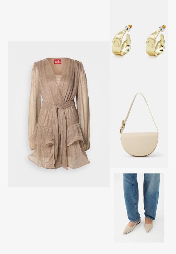 Vestido envolvente metálico beige con mangas largas acampanadas, falda de volantes en capas y un cinturón a juego. Presenta un escote en V profundo y un suave brillo.; Persona con vaqueros azules y zapatos planos beige con punta, de pie sobre un suelo blanco.; HVISK NOMI SOFT STRUCTURE - Bolso de mano - bone white; Pendientes en tono dorado con forma de manos abstractas, que presentan una superficie brillante, detalles intrincados y un poste de plata y oro para un ajuste seguro.