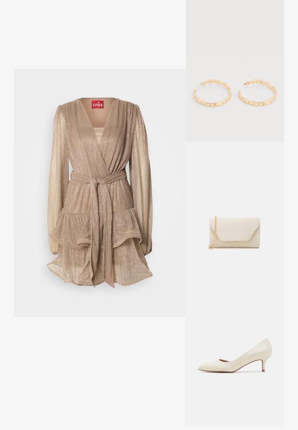 Beige metallic wikkeljurk met lange pofmouwen, een gelaagde rok met ruches en een bijpassende riem. Kenmerkt zich door een diepe V-hals en een zachte glans.; Beige lage hakpump met een spitse neus en een gladde, glanzende bovenkant. Bevat een subtiele uitsparing langs de voetboog en een slanke, taps toelopende hak.; Beige clutch bag met een gladde textuur, gouden kettinghengsel en een envelopstijl klep met contrasterende gouden rand.; Oorringen in goudkleur met een onregelmatig golfpatroon en ingelegde heldere kristalaccenten, bevestigd met achterkantjes van kunststof.