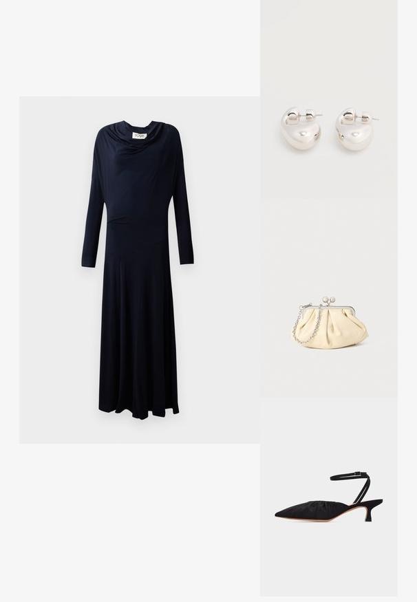 Langes schwarzes Kleid mit langen Ärmeln und drapiertem hohem Kragen aus glattem Stoff, vor weißem Hintergrund präsentiert.; Schwarzer, spitz zulaufender Schuh mit niedrigem Absatz, gerüschtem Obermaterial und dünnem Knöchelriemen mit Schnalle, seitlich auf weißem Hintergrund dargestellt.; Faltige beigefarbene Ledertasche mit einem silbernen Metallrahmen, ausgestattet mit zwei runden dekorativen Verschlüssen und einem silbernen Kettenriemen.; Paar glänzende silberne dicke Creolen mit Stecker-Verschlüssen auf weißem Hintergrund.