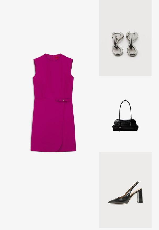 Robe magenta sans manches avec encolure ronde, taille cintrée, jupe superposée asymétrique et petit nœud assorti à la taille.; Chaussure slingback en cuir noir à bout pointu avec un talon bloc haut et une doublure intérieure beige sur un fond clair uni.; Sac à épaule en cuir noir à texture crocodile, avec de longues sangles et un petit charm logo argenté sur une sangle.; Paire de boucles d'oreilles en métal argenté avec un motif abstrait d'anneaux entrelacés sur fond blanc.