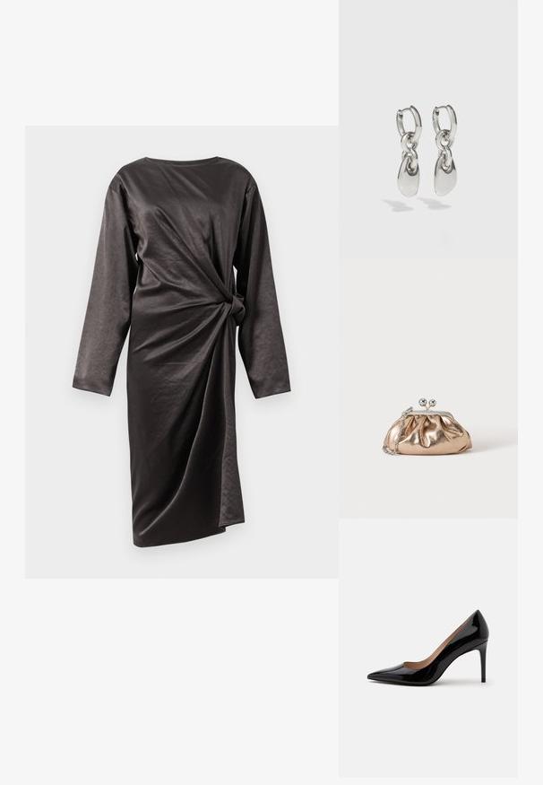 Dunkelgraues langärmliges Kleid mit hohem Kragen, das ein verdrehtes Vorderteil und eine glatte Stoffstruktur aufweist. Keine sichtbaren Verschlüsse.; Schwarzer Lackleder-Pumps mit hohem Absatz, spitzer Schuhspitze und Stilettabsatz, seitlich auf einem schlichten weißen Hintergrund dargestellt.; Kleine goldene Metallic-Clutch mit silbernem Verschluss und Kettengurt auf einfachem hellem Hintergrund.; Silberne Creolen mit verlängerten ovalen Gliedern, die eine polierte Oberfläche und einen strukturierten Anhänger aufweisen. Einfaches Design mit glatten Kanten.