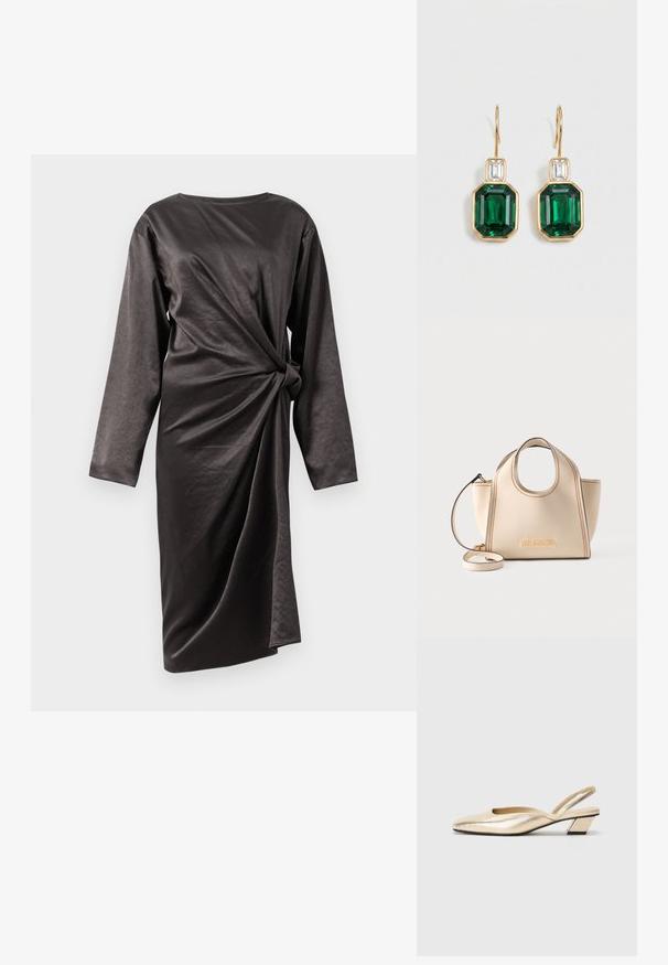 Mørkegrå langærmet kjole med høj hals, der har en snoet frontdetalje og en glat stofstruktur. Ingen synlige lukninger.; Metalliske guld slingback hæle med spids tå, lav blokhæl og glat tekstur. Minimalistisk design med en udskåret side detalje.; Creamfarvet læderhåndtaske med håndtag øverst, aftagelig skulderrem og "LOVE MOSCHINO"-logo foran.; Gyldne hængeøreringe med store smaragdslibede grønne ædelsten og mindre rektangulære klare sten over dem på en ensfarvet baggrund.