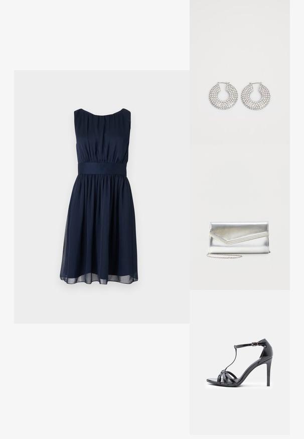 Robe bleu marine sans manches avec corsage froncé, large ceinture et jupe fluide longueur genou sur fond uni clair.; Sandale à talons hauts en cuir verni noir avec des fines lanières, design en T, fermeture à boucle et silhouette élégante et courbée.; Pochette argentée brillante avec rabat style enveloppe et garniture décorative, petite bandoulière chaîne argentée, sur fond clair uni.; Boucles d'oreilles en argent en forme de créoles ornées de multiples embellissements en cristal transparent, présentant une surface texturée et un design circulaire ouvert.