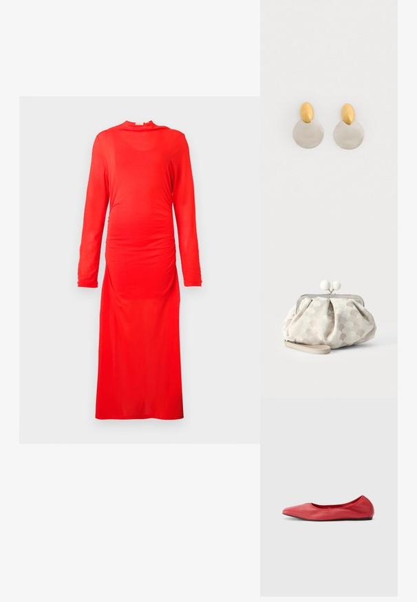 Rode lange mouw jurk van gladde, rekbare stof. Kenmerkt zich door geplooide details bij de taille en een hoge halslijn, met een lange snit tot op de vloer.; Filippa K REY FLATS - Ballerina's - bright red; Kleine beige clutch met gestructureerde stippenstof, zilveren frame, ronde witte gesp en afneembare polsband op een effen achtergrond.; Gouden en zilveren metalen oorbellen met een ronde schijfbasis en een ovale bovenstuk, gladde textuur en gepolijste afwerking.