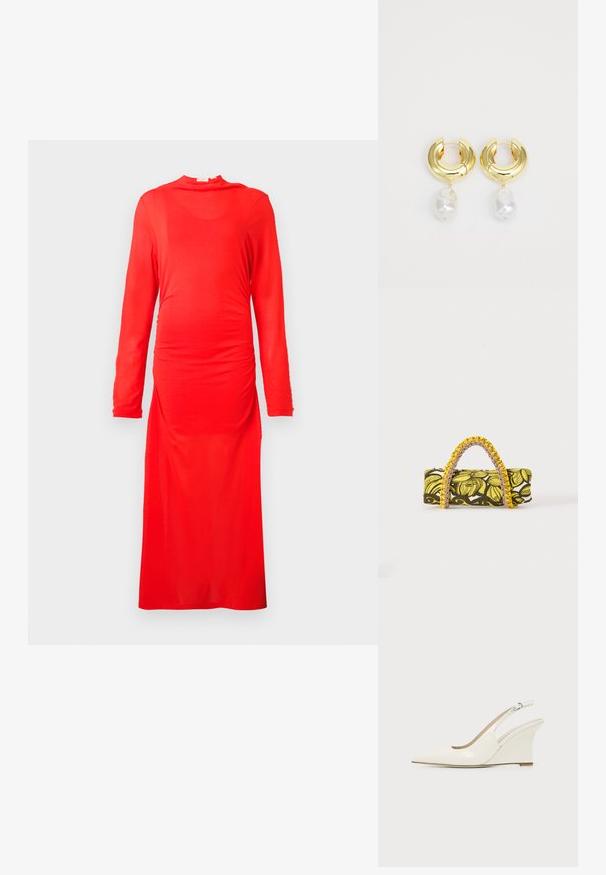 Rode lange mouw jurk van gladde, rekbare stof. Kenmerkt zich door geplooide details bij de taille en een hoge halslijn, met een lange snit tot op de vloer.; Witte lakleren slingback sleehakschoen met puntige neus en verstelbare gesp op effen achtergrond.; Rechthoekige tas met geel-zwart bloemenpatroon en gevlochten geel-roze handvat op witte achtergrond.; Gouden hoepel oorbellen met een gepolijste afwerking, voorzien van een hangende irregular gevormde witte parelaccent. Circulair ontwerp, gladde textuur.