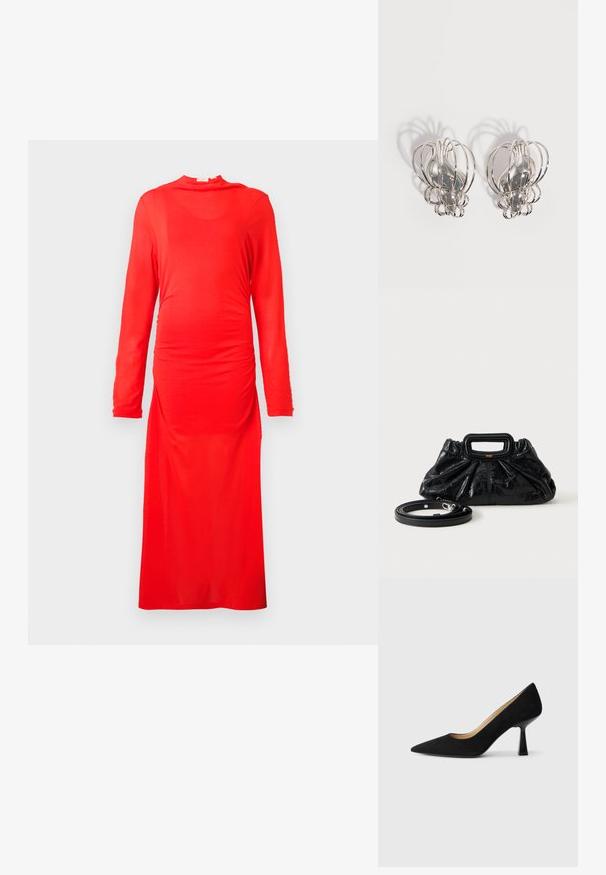 Rode lange mouw jurk van gladde, rekbare stof. Kenmerkt zich door geplooide details bij de taille en een hoge halslijn, met een lange snit tot op de vloer.; Zwarte suède high-heeled pump met een spitse neus, voorzien van een glanzende zwarte blokhak en een gladde binnenvoering.; Kleine zwarte leren handtas met geplooide textuur, rechthoekige handgreep en afneembare dunne schouderriem ernaast geplaatst.; Een paar zilveren metalen oorbellen met een open draadkooi-ontwerp en gladde centrale ovale vormen die gebogen schaduwen werpen op een witte achtergrond.