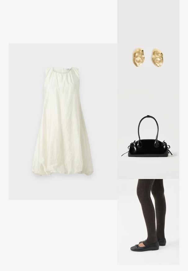 Witte mouwloze jurk met een geraffineerde halslijn en een los, ballonachtig model. Gemaakt van een textuurstof, valt hij boven de knie.; Benen met donkere geribbelde leggings gecombineerd met zwarte ballerina's met kleine strikdetails op een witte achtergrond.; Kleine zwarte glanzende handtas met twee lange hengsels en zijkant trekkoord details op een effen lichte achtergrond.; Een paar glanzende, onregelmatig gevormde gouden metalen oorbellen met een gekreukeld, glad oppervlak op een effen lichte achtergrond.