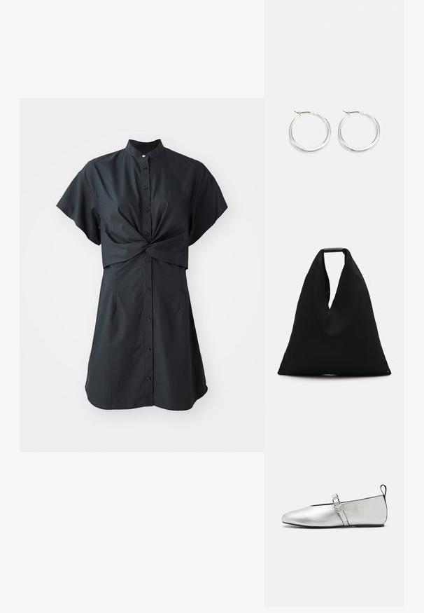 Sort kjole med korte ærmer og krave, har en front twist detalje og knaplukning, lavet af en glat, letvægts stof.; rag & bone SPIRE MARY JANE - Ballerinasko m/ rem - silver; Sort stof tote bag med et unikt V-formet design og en glat overflade. Har et kort håndtag med minimalistisch hardware detaljer.; Sølv hoops øreringe har et glat, afrundet design med en slank profil og sikker spænde. Minimalistisk stil med en poleret finish.