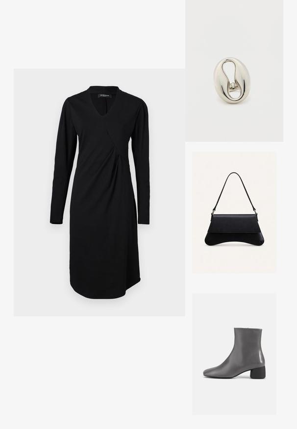 Musthave must olema musthave pitsitaguse ja ebaühtlase drapeeringuga must kleit pika varrukaga, V-kaelusega. Valmistatud pehmest kangast, sellel on ümar äär ja diskreetne Õmblusdetail.; Halli hallide pruun nahast jalats, millel on elegantne disain, terav varvas ja lühike plokk konts. Sile tekstuur, millel on minimaalne bränding küljel.; Mustast nahast käekott kõvera põhjaga, klapi sulgemise ja ühe õhukese õlarihmaga ühevärvilise heleda tausta ees.; Sädelev hõbedane ovaalne sõrmus, millel on paks, keeratud disain ja õõnes keskus, kujutatud lihtsal valgel taustal.