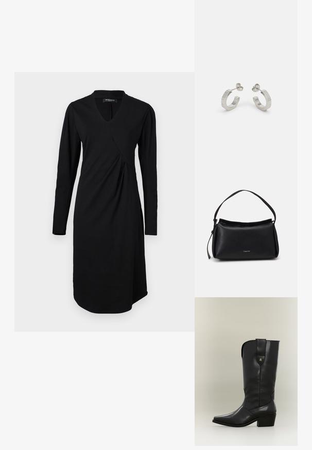 Schwarzes Langarmkleid mit V-Ausschnitt und asymmetrischen Drapierungen. Hergestellt aus weichem Stoff, verfügt es über einen abgerundeten Saum und subtile Nahtdetails.; Hoher schwarzer Cowboy-Stiefel aus Leder mit spitzer Zehe, klobigem Absatz und Zuglasche mit kleinem goldenen Logo.; Schwarze Lederhandtasche mit geschwungener Form, einem einzigen Tragegurt und einem oberen Reißverschluss. Verfügt über ein dezentes Logo auf der Vorderseite zur Markenidentifikation.; Silberne Metall-Hoops mit strukturiertem Design, ausgestattet mit einem kleinen Steckverschluss und Branding an einem Hoop. Abgerundete Form mit glänzender Oberfläche.