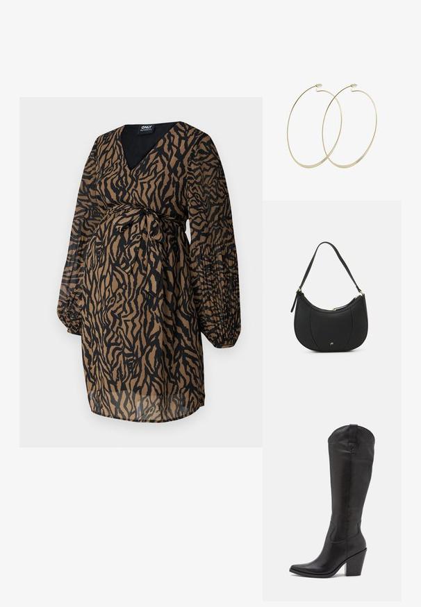 ONLY MATERNITY OLMSTAR - Robe de jour - dark brown; Botte noire montant en cuir lisse, avec un bout pointu, un talon empilé et des coutures subtiles sur le côté.; Sac à main en cuir noir avec une forme courbée, surface texturée, coutures avant et un logo doré. Il est doté d'une seule sangle ajustable.; Pilgrim Boucles d'oreilles - gold-coloured