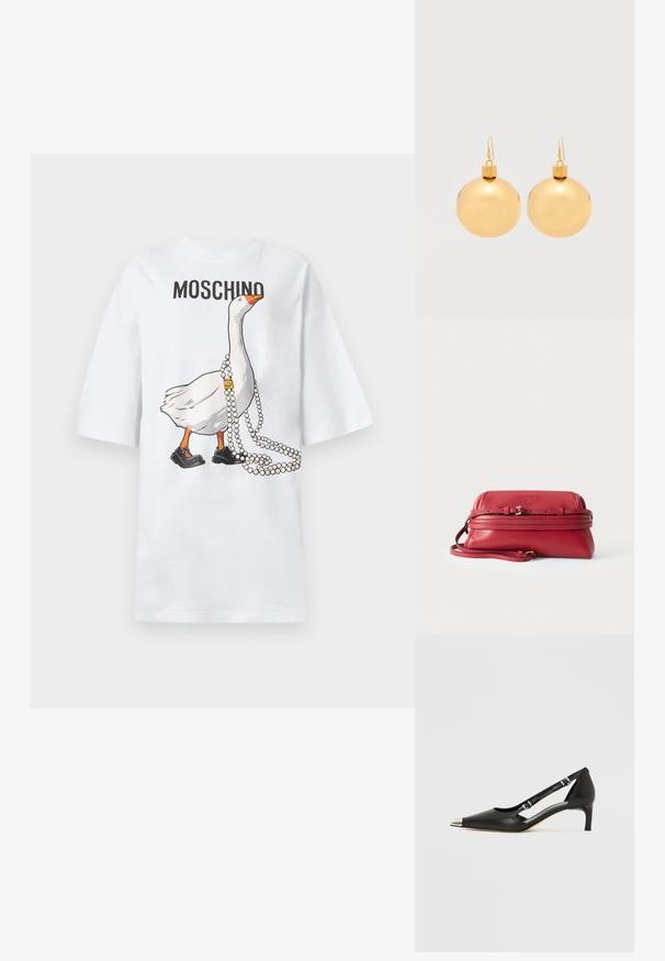 Λευκό βαμβακερό φαρδύ t-shirt με ένα κινουμένων σχεδίων χήνα που φοράει μαύρα παπούτσια και κολιέ με πέρλες, με το κείμενο «Moschino» από πάνω.; Μαύρο δερμάτινο παπούτσι με μικρό τακούνι, μυτερή ασημένια μύτη και διπλούς ιμάντες με πόρπες σε λευκό φόντο.; Κόκκινη δερμάτινη τσάντα χιαστί με ρυθμιζόμενο λουράκι και αγκράφα σε χρυσό τόνο, τοποθετημένη όρθια σε απλό λευκό φόντο.; Ζευγάρι γυαλιστερών χρυσών σκουλαρικιών με στρογγυλές χριστουγεννιάτικες μπάλες και γάντζους στερέωσης σε απλό λευκό φόντο.