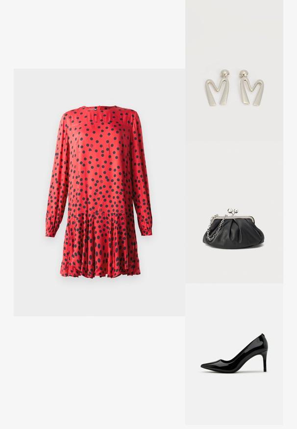 Rode jurk met lange mouwen, voorzien van een ronde halslijn en zwarte stippen. Aangesneden zoom met een gathered taille voor een vloeiende uitstraling.; Zwarte lakleren hoge hakpumps met een spitse neus en slanke silhouet, met een gladde textuur en minimalistisch ontwerp.; Zwarte leren clutch met geplooide textuur, zilverkleurig metalen frame, drukknopsluiting en kettingriem. Glad, zacht oppervlak.; Paar zilverkleurige metalen oorbellen in de vorm van een hoekige letter M met afgeronde stekers op een witte achtergrond.
