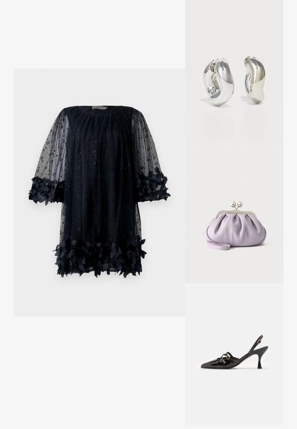 Robe bleu marine en matériau transparent avec des motifs d'étoiles ; dotée de manches bouffantes élégantes et d'une bordure florale froncée à l'ourlet.; ALOHAS JOELLE ONIX - Escarpins - black; Pochette lavande douce avec tissu froncé, fermoir kiss-lock argenté et bracelet assorti sur un fond clair uni.; Boucles d'oreilles sculpturales en argent avec des formes douces et courbes et des surfaces réfléchissantes. Présentent un design de boucle fermée et une forme organique distincte.