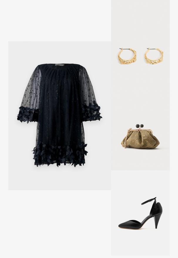 Robe bleu marine en matériau transparent avec des motifs d'étoiles ; dotée de manches bouffantes élégantes et d'une bordure florale froncée à l'ourlet.; Escarpin en cuir noir à bout pointu avec bride à la cheville et talon conique sur fond blanc.; Petite pochette avec motif géométrique doré et noir, cadre en métal doré, fermeture à boule noire et une courte chaîne dorée.; Paire de boucles d’oreilles créoles couleur or avec embossage floral et feuillage orné sur un fond neutre.