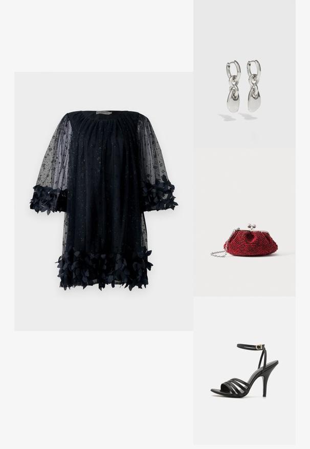 Robe bleu marine en matériau transparent avec des motifs d'étoiles ; dotée de manches bouffantes élégantes et d'une bordure florale froncée à l'ourlet.; Sandales à talons hauts noires avec des lanières, une fine sangle à la cheville, un bout ouvert et une finition lisse. Présente un talon élancé et un design de lanières texturées.; Petit sac pochette rouge orné de perles, avec fermoir argenté et chaîne sur un fond blanc uni.; Boucles d'oreilles en argent avec des maillons ovales allongés, présentant une finition polie et un pendentif tombant texturé. Design simple avec des bords lisses.