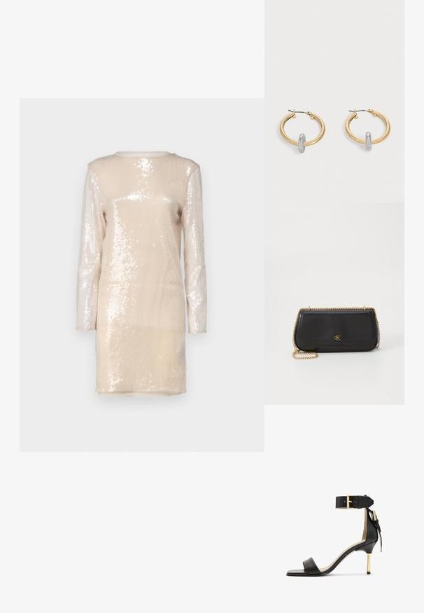 Robe à manches longues en tissu beige scintillant recouvert de sequins. Dotée d'un décolleté rond et d'une coupe droite.; Sandale à talon en cuir noir avec un bout carré, une bride de cheville dotée d'une boucle en or et un talon métallique fin. Texture lisse, design minimaliste.; Pochette en cuir noir avec une texture lisse, de forme rectangulaire, dotée d'une bandoulière en chaîne dorée et d'un logo embossé sur le devant.; Paire de boucles d'oreilles créoles dorées avec un petit détail boucle ton argent sur chaque, exposées sur fond gris clair.
