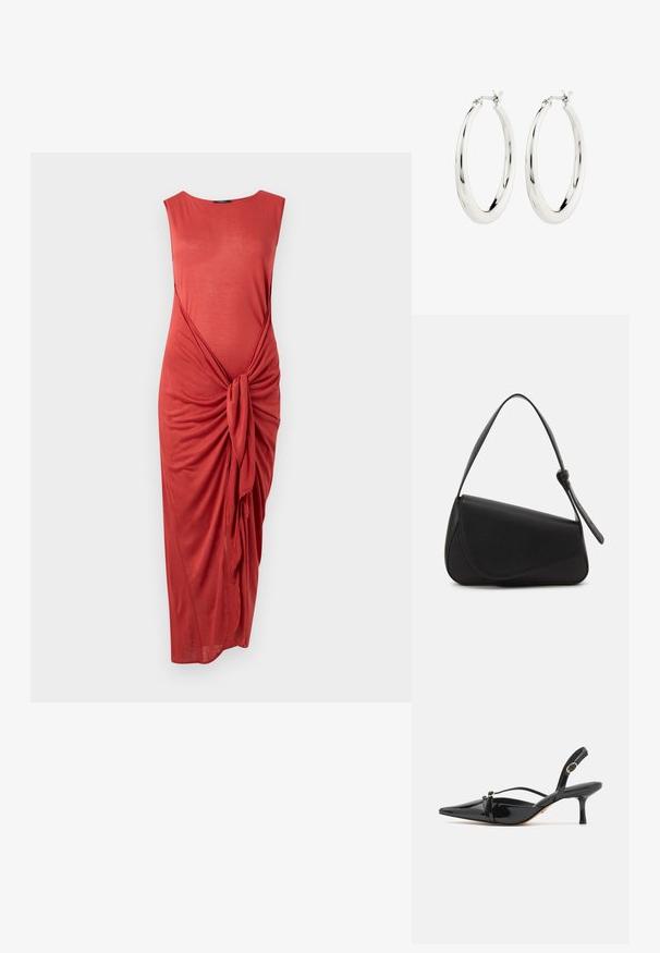 Mouwloze koraalkleurige midi-jurk met geplooide voorkant en knoopdetail, en een ronde halslijn op een witte achtergrond.; ALDO MARIETTA PILLOW WALK - Klassieke pumps - black; Zwart leren handtas met een driehoekige vorm, schuine klep en een ronde handgreep. Heeft een gladde textuur en minimalistische ontwerpelementen.; Zilveren oorbellen in de vorm van een gladde, glanzende ring. Circulaire vorm, voorzien van een veilige sluiting. Eenvoudig en elegant ontwerp.